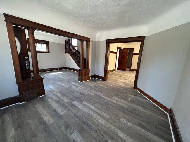 Building Photo - Spacious, Section 8 Accepted, 5 Br