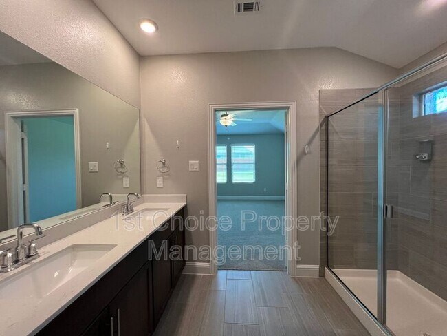 Building Photo - 2101 Sun Star Dr