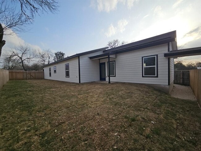Building Photo - 715 E Live Oak St
