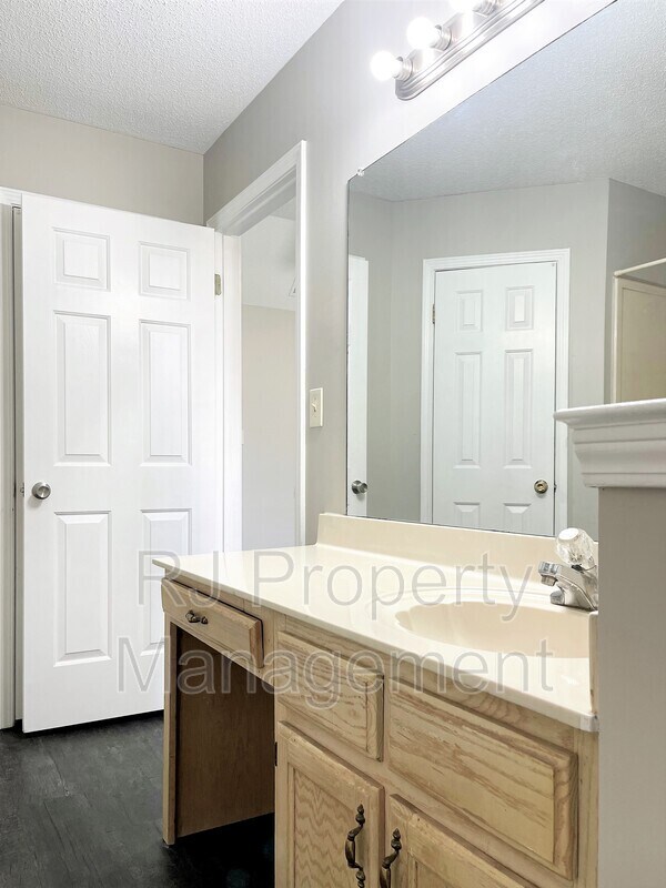 Building Photo - 8226 Town N Country Dr