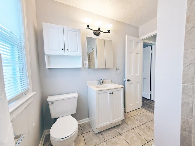 Building Photo - 3 Bed - 2 Full Bath Cape Cod for Rent!