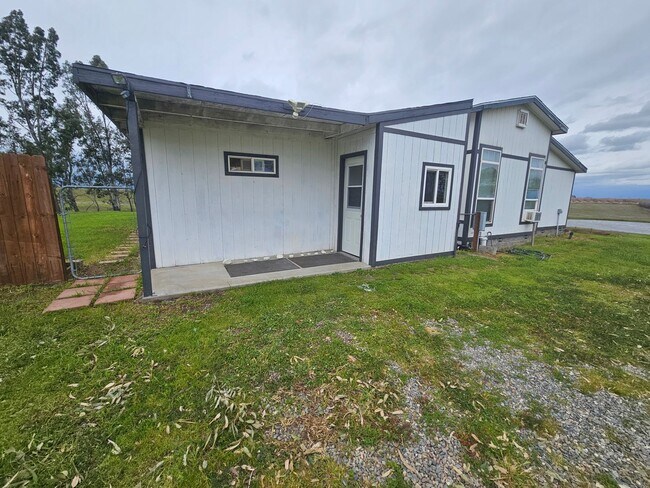 Building Photo - Spacious Home on 5 Acres For Rent!
