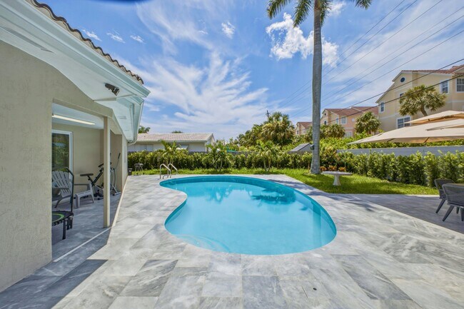 Building Photo - 632 Las Palmas Park