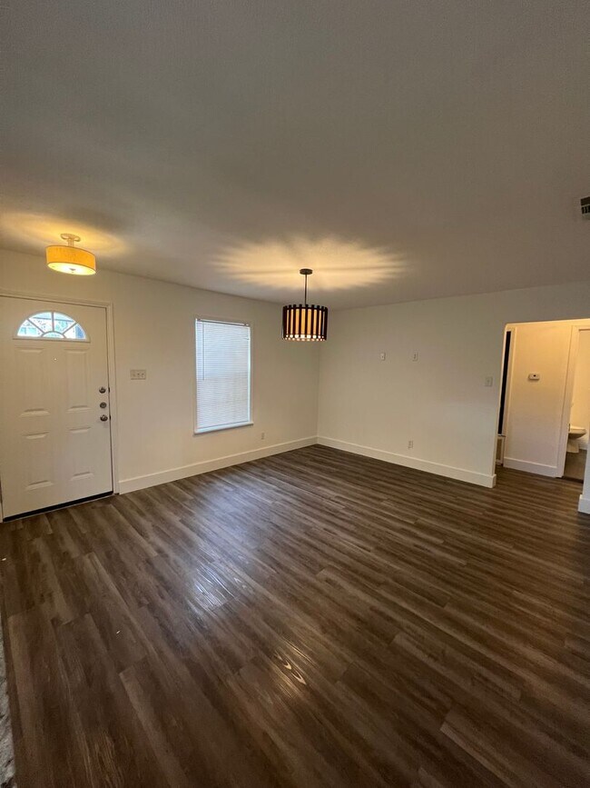 Building Photo - Cool home in East Austin - Don't Miss this...