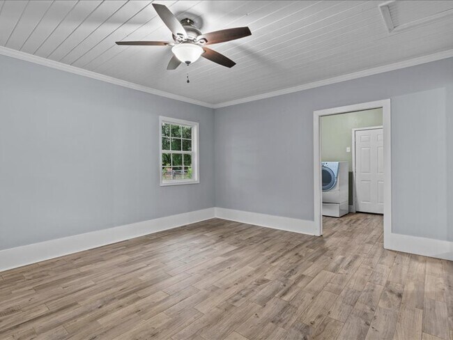 Building Photo - 302 Cedar Dr