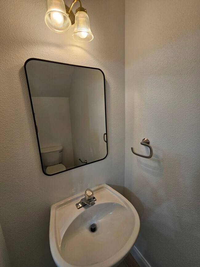 Building Photo - 2 Bedroom, 1.5 bath townhome in gated comm...