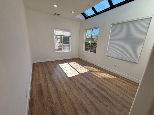 Building Photo - Remodeled 3 Bed 3 Bath Townhome for Rent in Glendale, CA