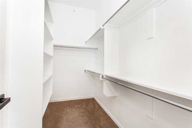 Building Photo - 2000 Le Mans Dr