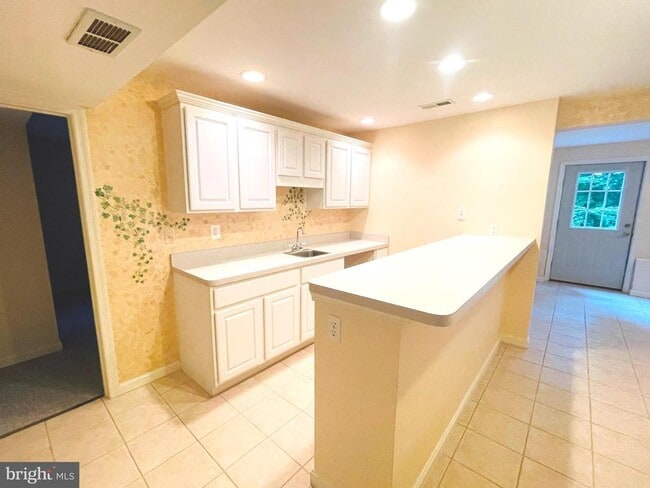 Building Photo - 9 Scarlet Oak Cir