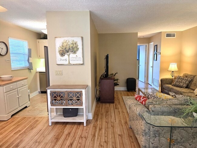 Building Photo - Adorable Furnished One Bedroom in Vista Ga...