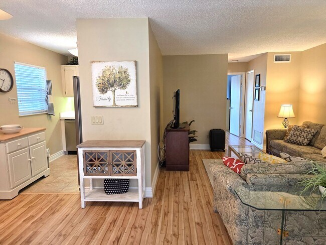 Building Photo - Over 55 Community! Adorable Furnished One Bedroom in Vista Gardens