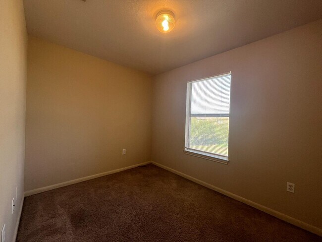 Building Photo - 10503 Hunters Pond