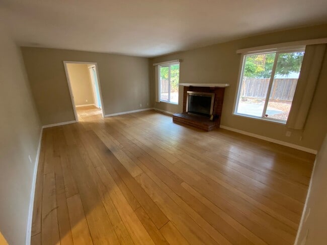 Building Photo - 3 Bed 2 Bath, Single Family Home In Walnun...
