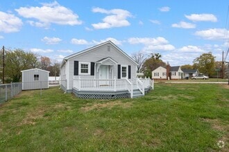 Building Photo - 2 Bedroom 1 Bath Within Walking Distance t...