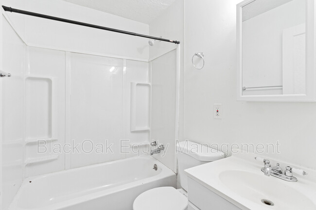 Building Photo - 1631 Longfield Ave