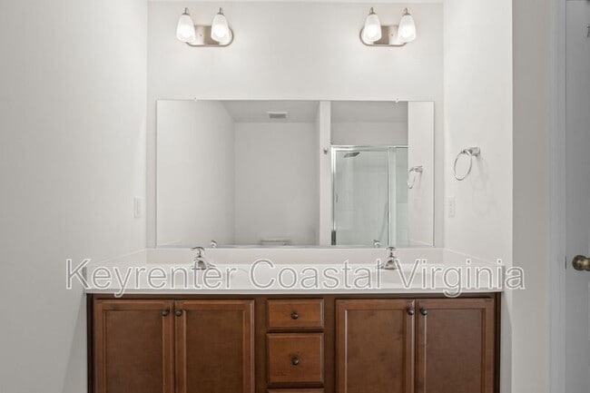 Building Photo - 305 Tarn Ct