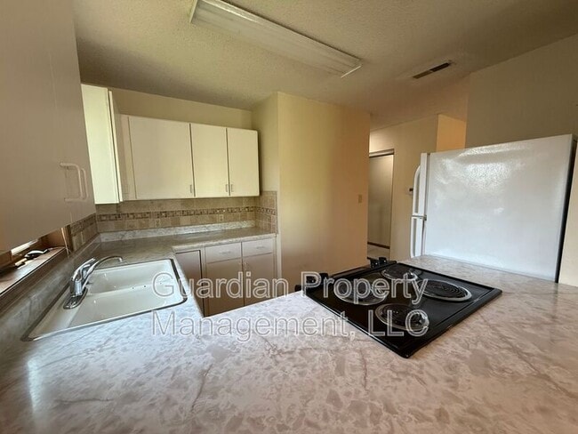 Building Photo - 1633 N Country Club Rd