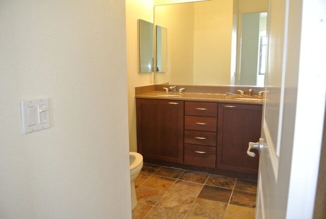 Building Photo - 3 Story town home with rooftop deck in Oce...