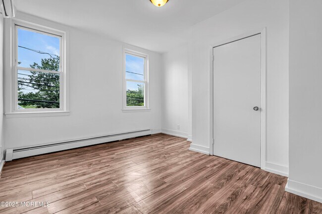 Building Photo - 3022 S Wood Ave