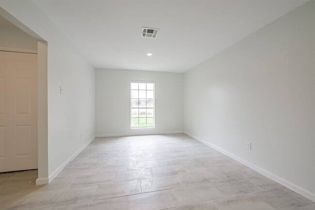 Building Photo - 2114 Shasta Dr