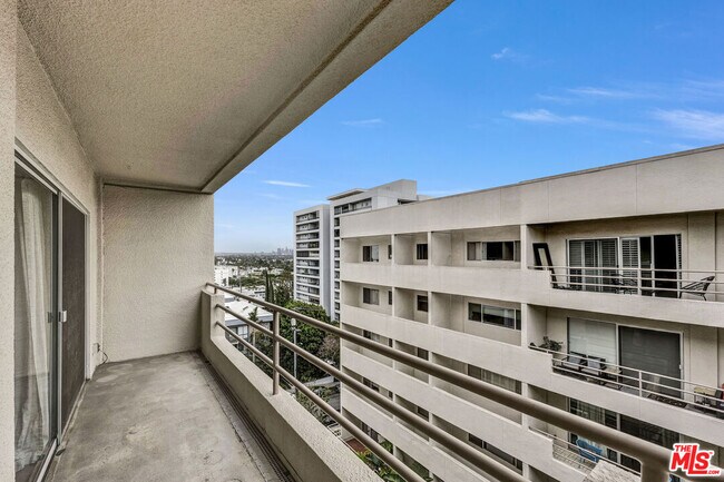 Building Photo - 1131 Alta Loma Rd
