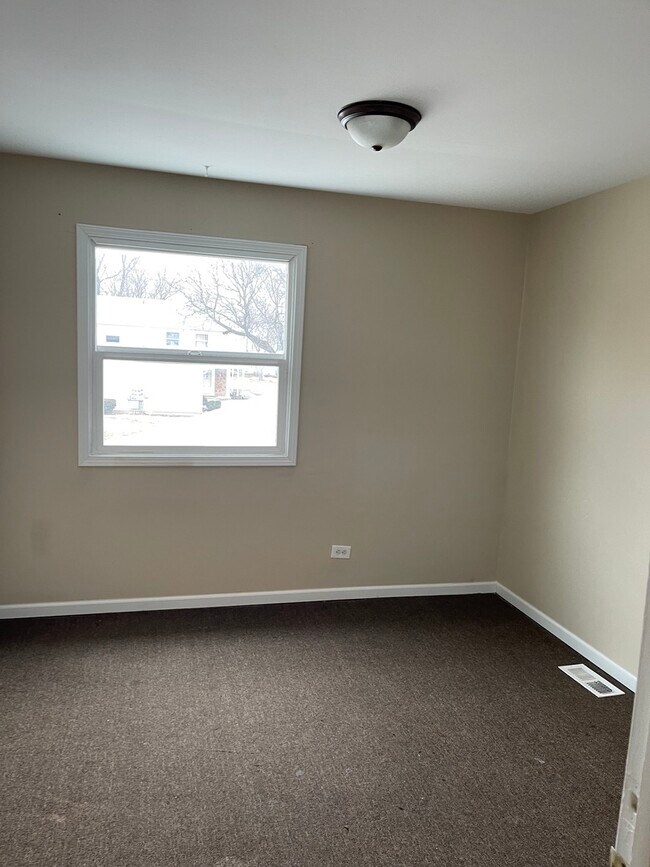 Building Photo - 1321 N Glen Cir