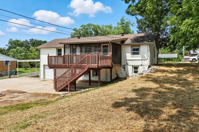 Building Photo - Spacious 3 bedroom home with finished base...