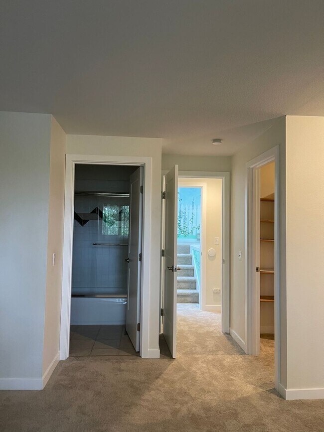 Building Photo - Spacious 2br with additional room in The M...