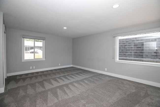 Building Photo - Renovated ranch style home home near Lake ...
