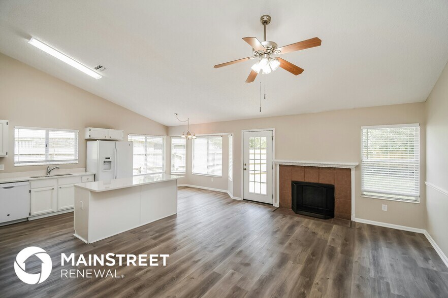 Building Photo - 8854 Rose Hill Dr N