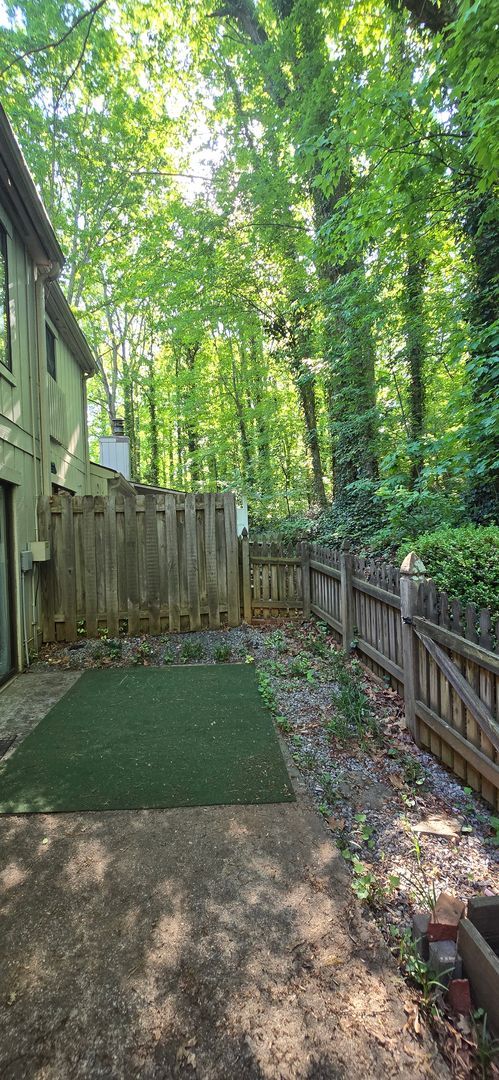 Building Photo - Townhome convenient to shopping and schools