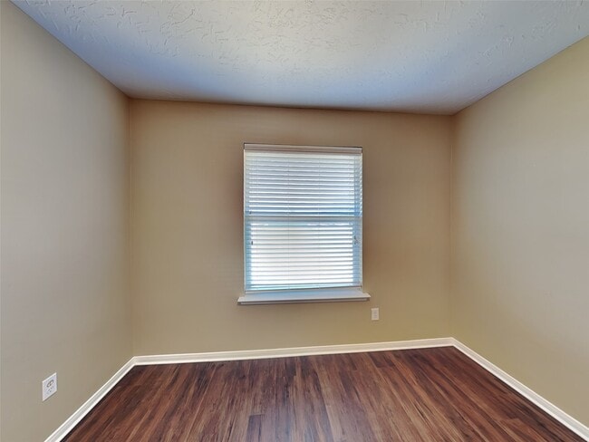 Building Photo - 913 Almond St