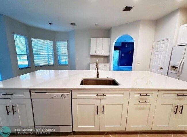 Building Photo - 2811 Serenity Cir S