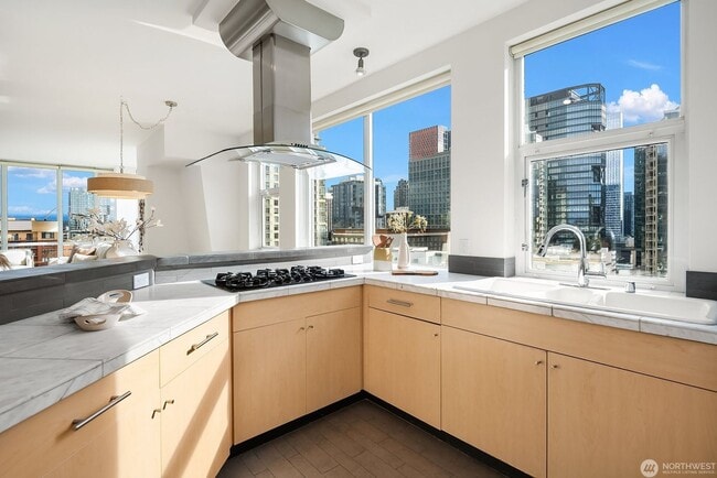 Building Photo - 2Bd/1.75Ba Bellevue Condo