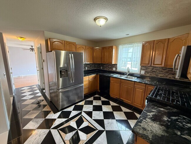 Building Photo - Three Bedroom, Single Family Home Located in Springfield's Pine Point Neighborhood!