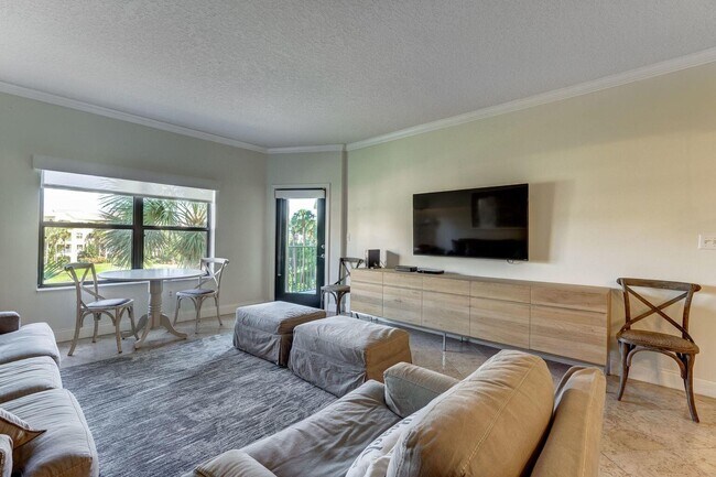 Building Photo - 300 Uno Lago Dr