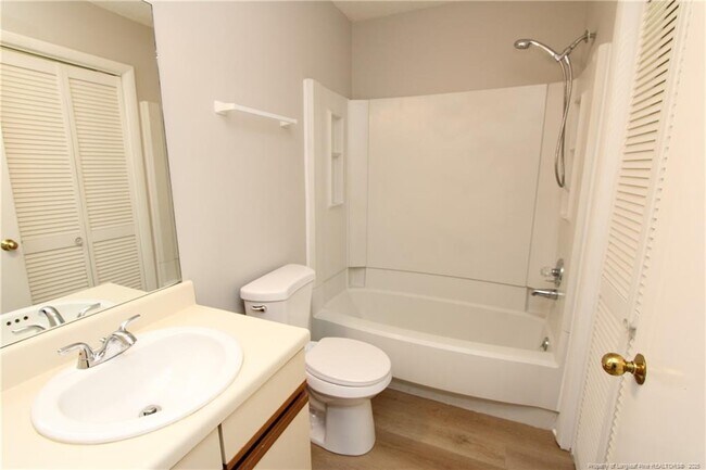 Building Photo - 118 Manhattan Ct