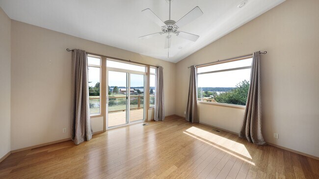 Building Photo - 2 Bed 2 Bath - Penn Cove - Small Dog - Vie...