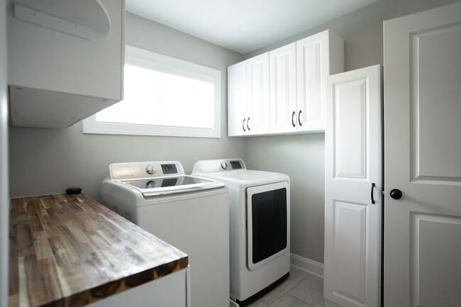 Building Photo - 657 Tree Top Trl