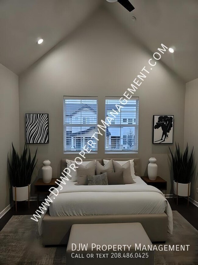 Building Photo - 1334 N Meadowglen Ave