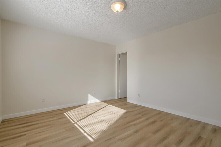 Building Photo - 9223 Langdon Ave