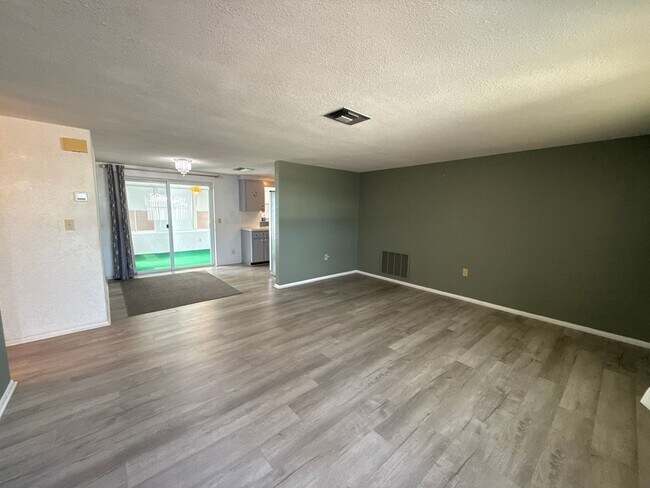 Building Photo - Beautiful 2 bedroom home with fenced in backyard
