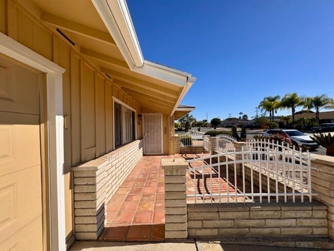 Building Photo - 55+ 2 bedroom 2 bathroom Sun City home for LEASE!