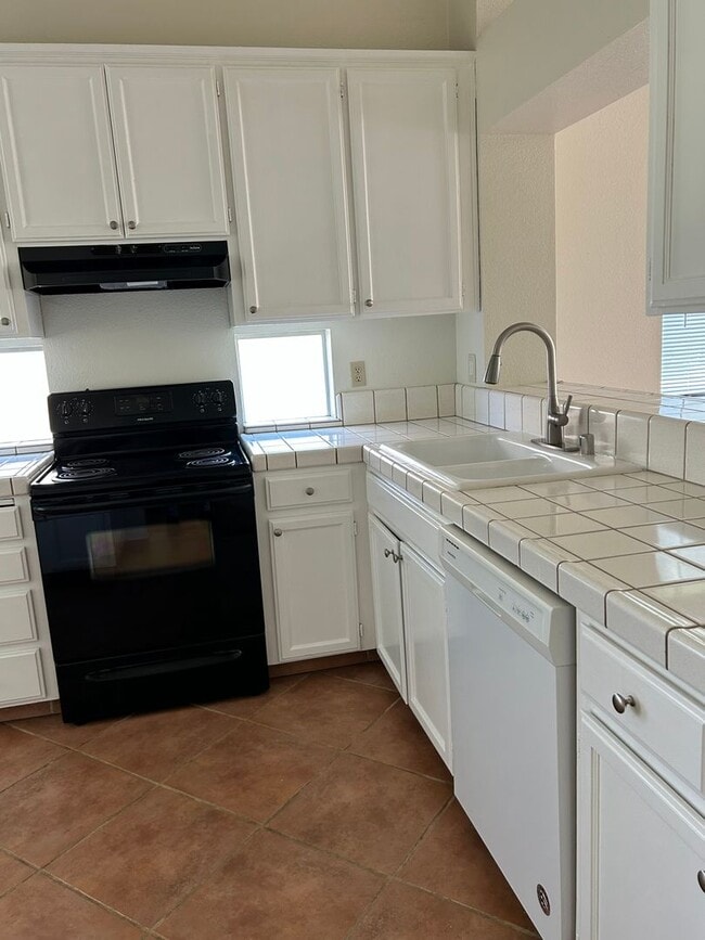 Building Photo - Beautiful 3 bedroom Home