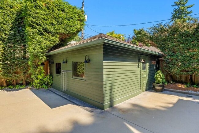 Building Photo - Stunning 1909 Craftsman w/ AC in Coveted C...