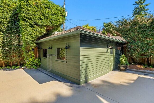 Building Photo - Stunning 1909 Craftsman w/ AC in Coveted Capitol Hill