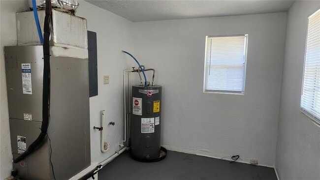 Building Photo - 565 3rd Ave