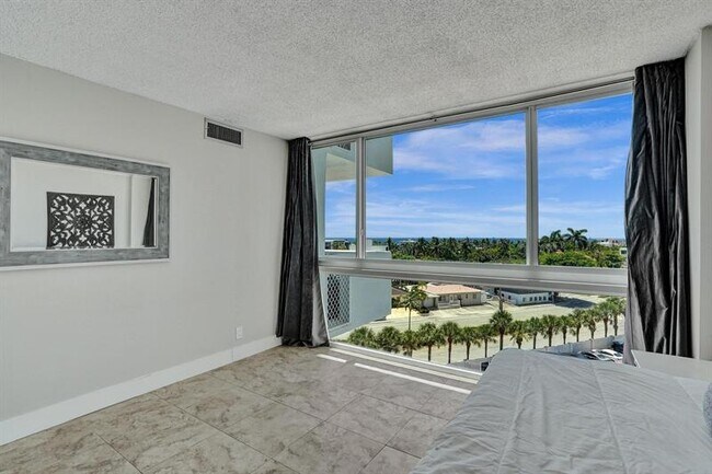 Building Photo - 2715 N Ocean Blvd