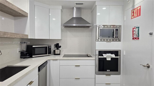 Building Photo - 4001 S Ocean Dr