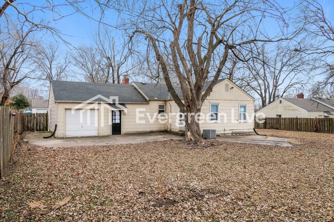 Building Photo - 5424 Monrovia St